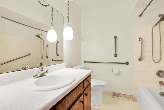 1621 Woodridge ROAD, West Bend, WI 53095