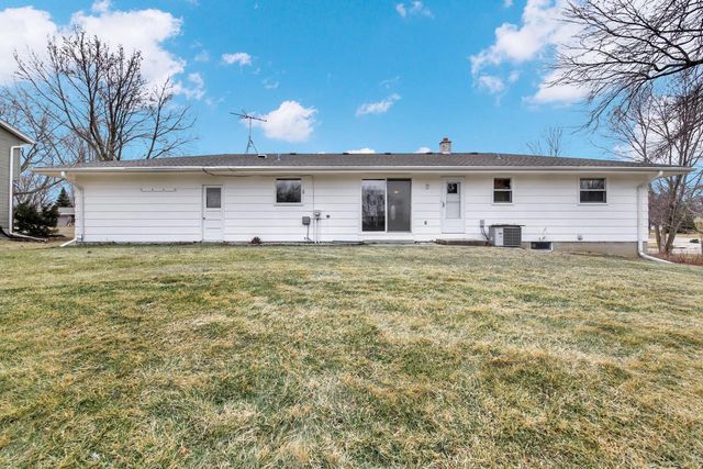 1621 Woodridge ROAD, West Bend, WI 53095