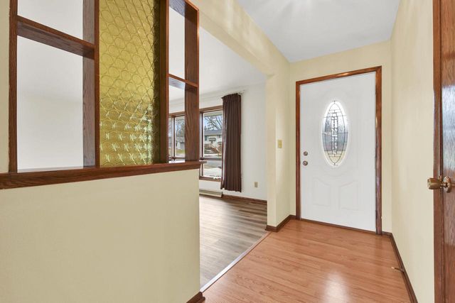 1621 Woodridge ROAD, West Bend, WI 53095