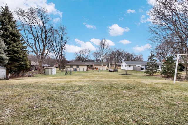 1621 Woodridge ROAD, West Bend, WI 53095