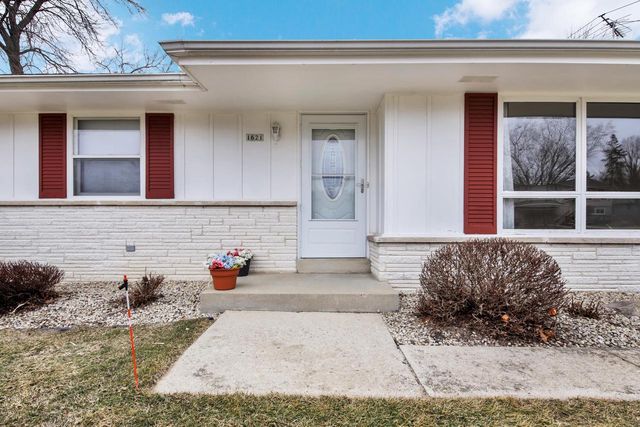 1621 Woodridge ROAD, West Bend, WI 53095