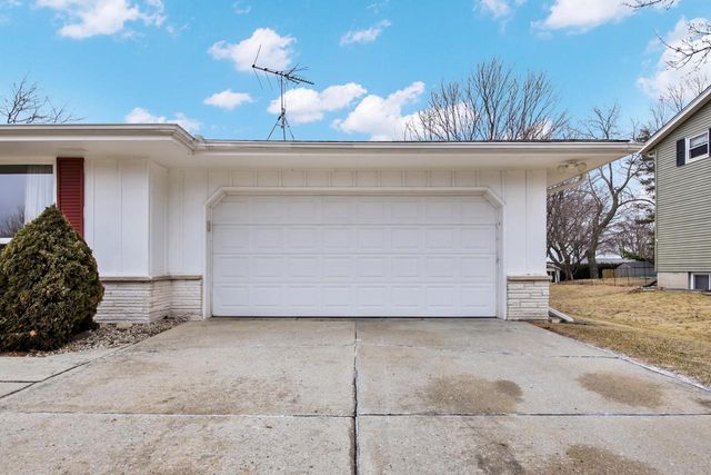 1621 Woodridge ROAD, West Bend, WI 53095