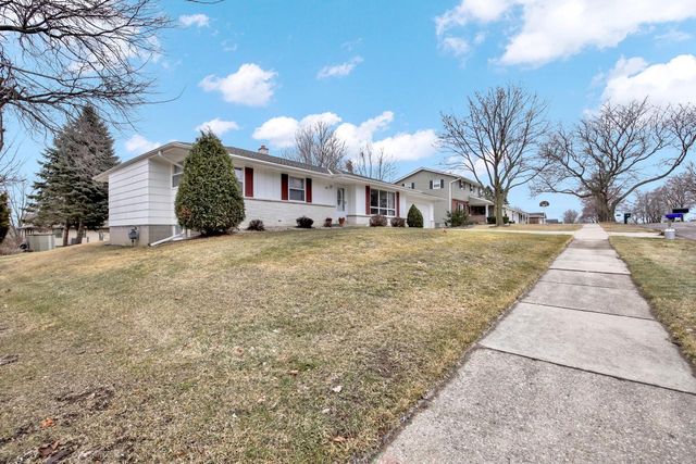 1621 Woodridge ROAD, West Bend, WI 53095