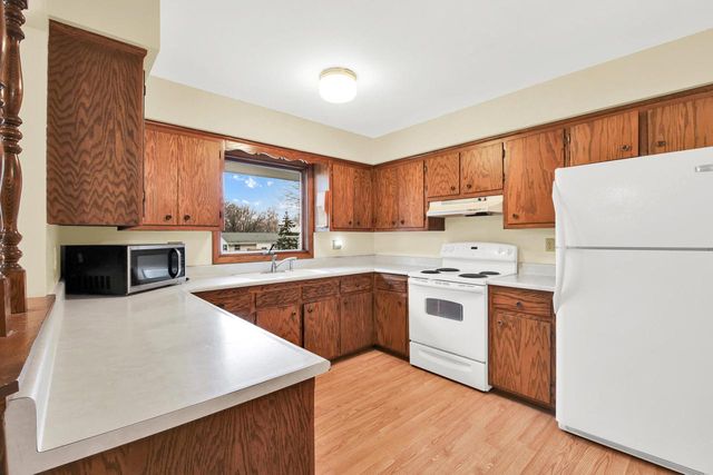 1621 Woodridge ROAD, West Bend, WI 53095