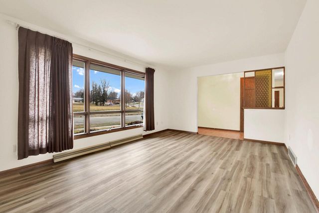 1621 Woodridge ROAD, West Bend, WI 53095