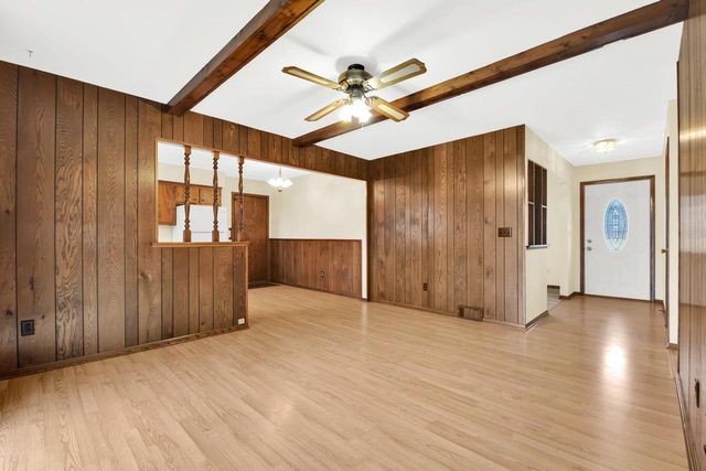 1621 Woodridge ROAD, West Bend, WI 53095