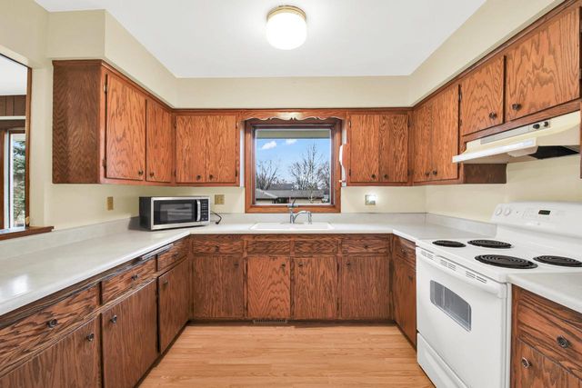 1621 Woodridge ROAD, West Bend, WI 53095