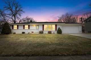 1621 Woodridge ROAD, West Bend, WI 53095