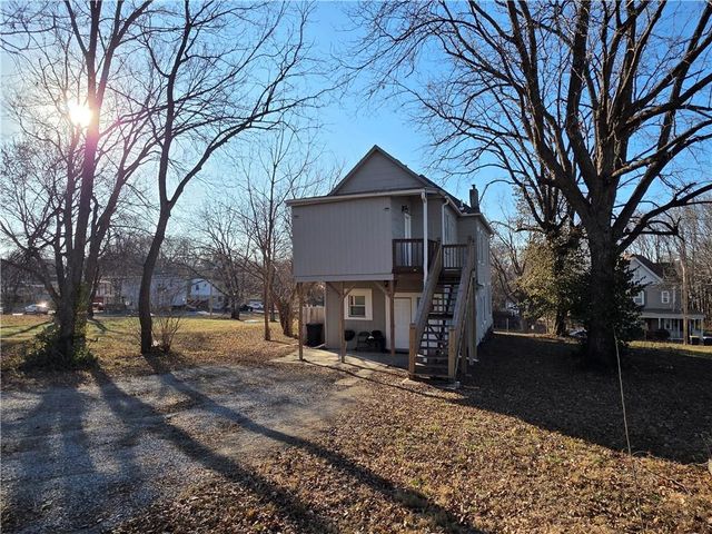 2421 Chestnut Avenue, Kansas City, MO 64127