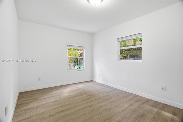 465 NE 165th St 465, Miami, FL 33162