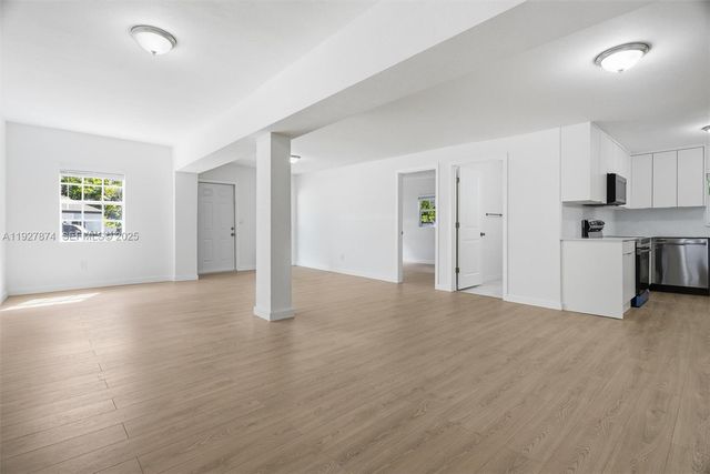 465 NE 165th St 465, Miami, FL 33162