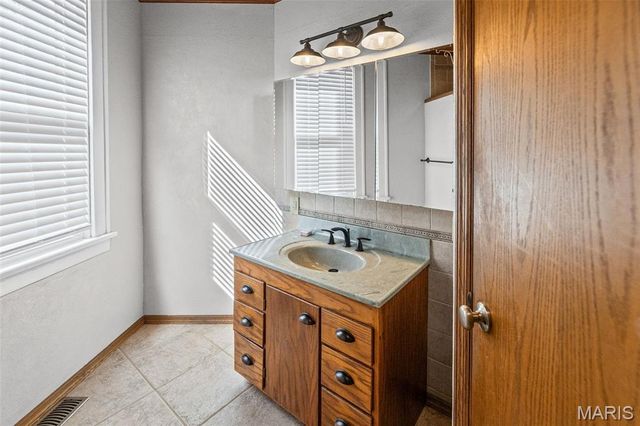 1008 6th Street, Highland, IL 62249