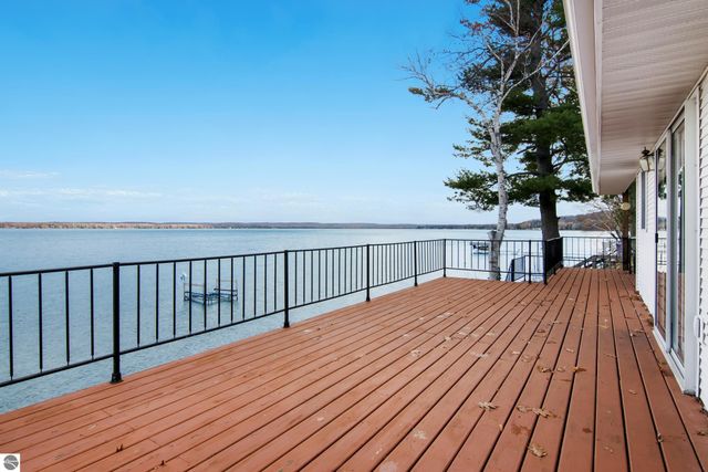 6522 Bixler Road, Beulah, MI 49617