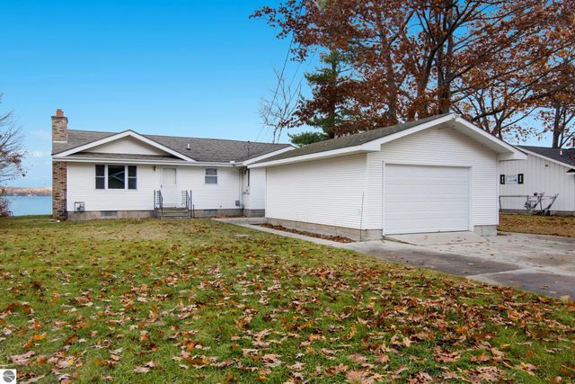 6522 Bixler Road, Beulah, MI 49617