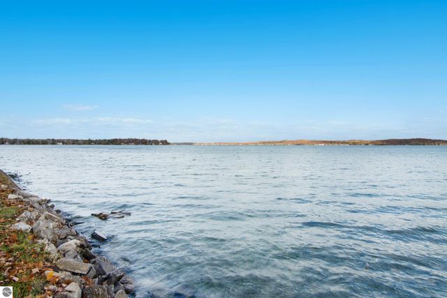 6522 Bixler Road, Beulah, MI 49617