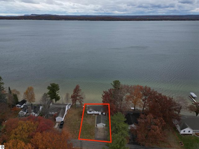 6522 Bixler Road, Beulah, MI 49617