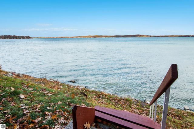 6522 Bixler Road, Beulah, MI 49617