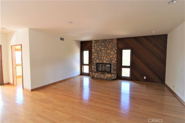 3694 Berwick Drive, La Canada Flintridge, CA 91011