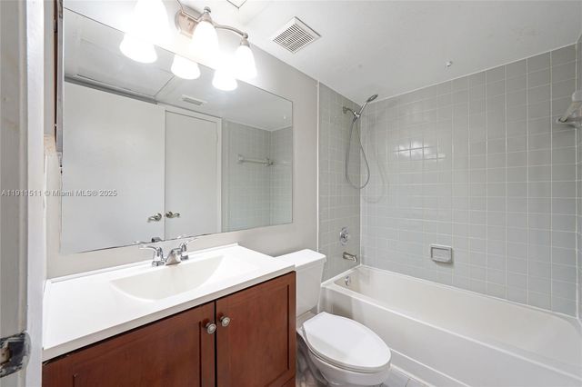 2871 N Oakland Forest Dr 210, Oakland Park, FL 33309