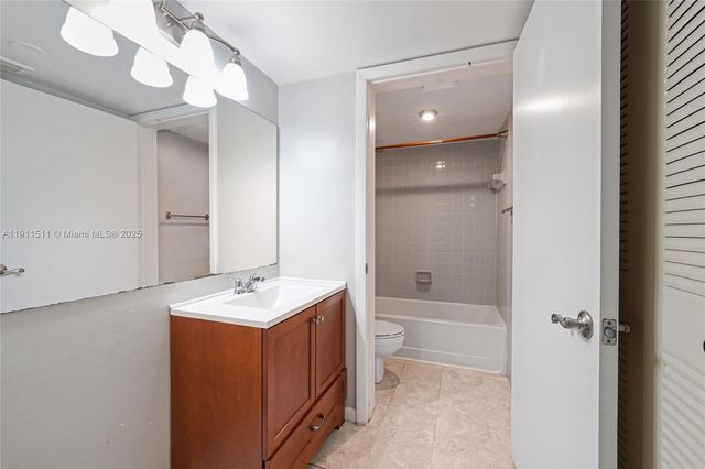 2871 N Oakland Forest Dr 210, Oakland Park, FL 33309