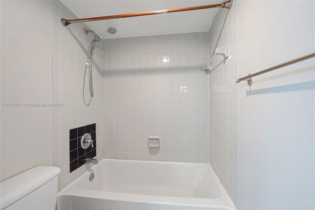 2871 N Oakland Forest Dr 210, Oakland Park, FL 33309