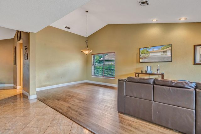 1462 NW 97th Ter, Coral Springs, FL 33071