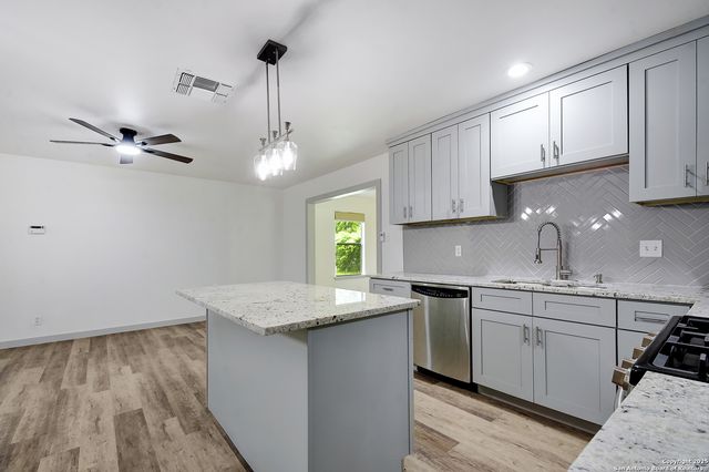 5515 W W Rolling Ridge Dr, San Antonio, TX 78228