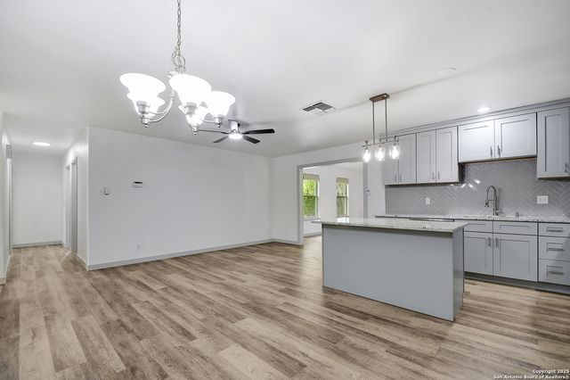 5515 W W Rolling Ridge Dr, San Antonio, TX 78228