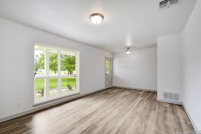 5515 W W Rolling Ridge Dr, San Antonio, TX 78228