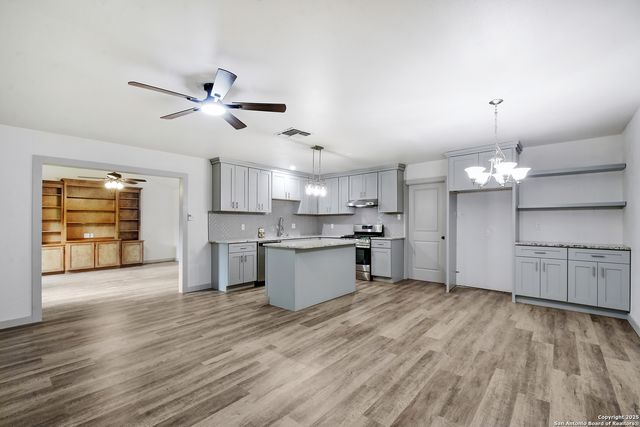 5515 W W Rolling Ridge Dr, San Antonio, TX 78228