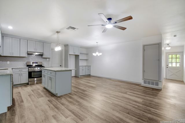 5515 W W Rolling Ridge Dr, San Antonio, TX 78228