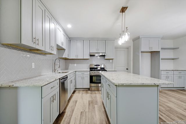 5515 W W Rolling Ridge Dr, San Antonio, TX 78228