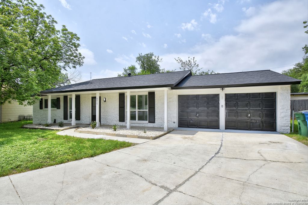 5515 W W Rolling Ridge Dr, San Antonio, TX 78228