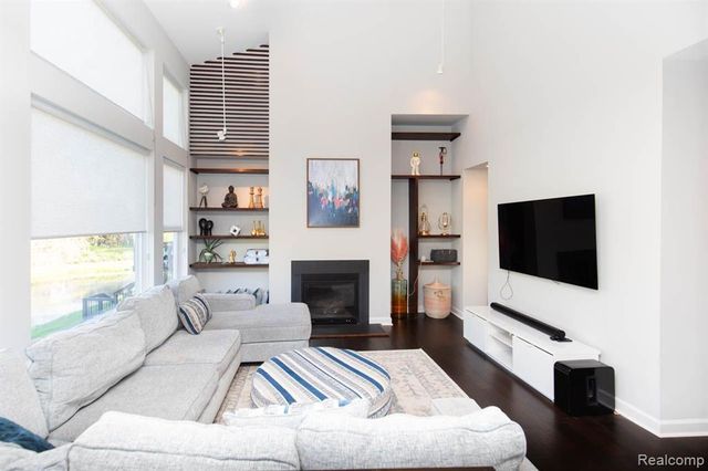 27123 Victoria Road, Novi, MI 48374