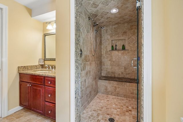 2 Berkley Cir, Hingham, MA 02043
