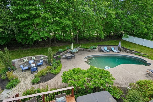 2 Berkley Cir, Hingham, MA 02043