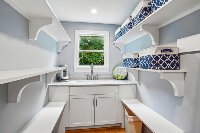 2 Berkley Cir, Hingham, MA 02043