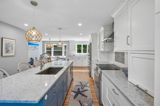2 Berkley Cir, Hingham, MA 02043