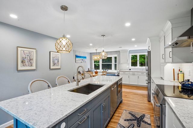 2 Berkley Cir, Hingham, MA 02043