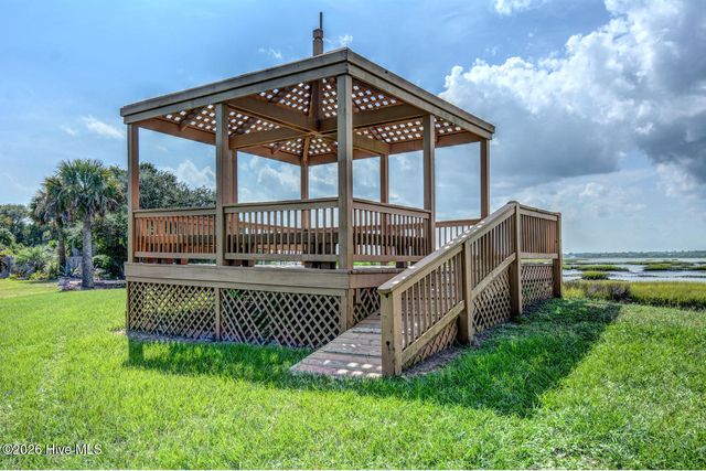 106 N Oak Drive, Holly Ridge, NC 28445