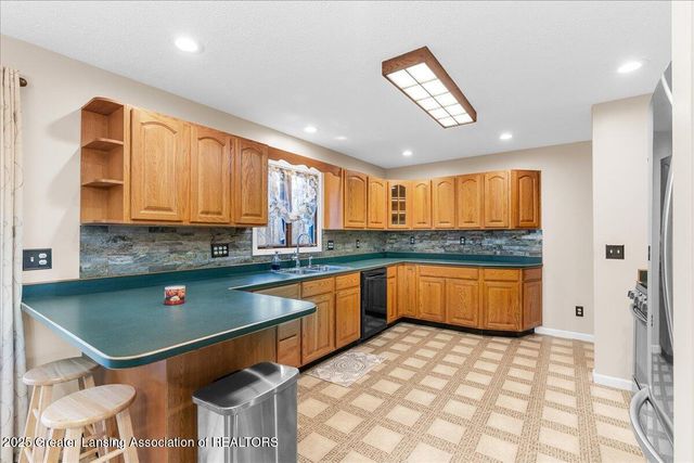 6325 W Lake Drive, Haslett, MI 48840