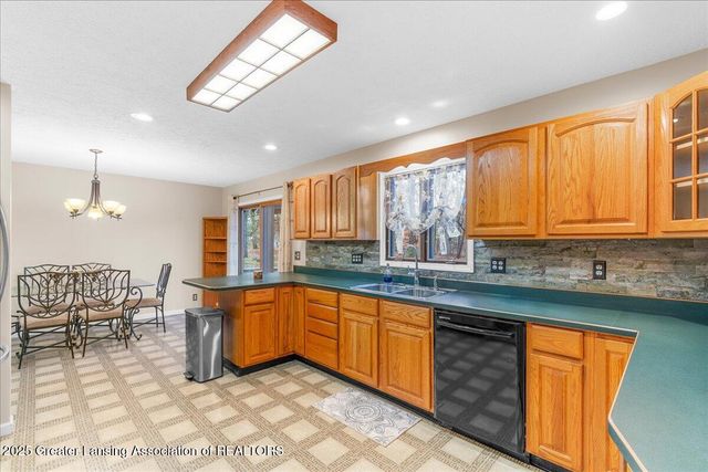 6325 W Lake Drive, Haslett, MI 48840