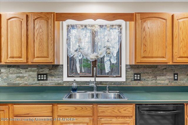 6325 W Lake Drive, Haslett, MI 48840