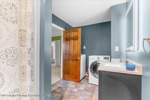 6325 W Lake Drive, Haslett, MI 48840