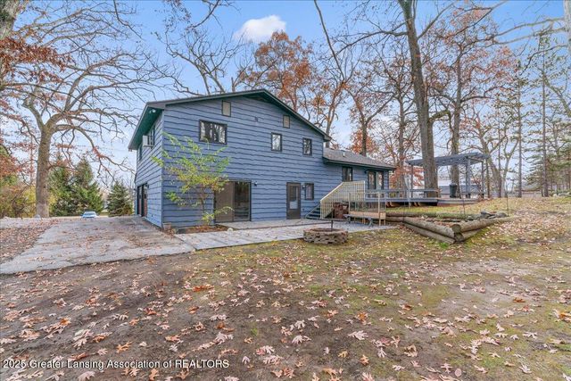 6325 W Lake Drive, Haslett, MI 48840