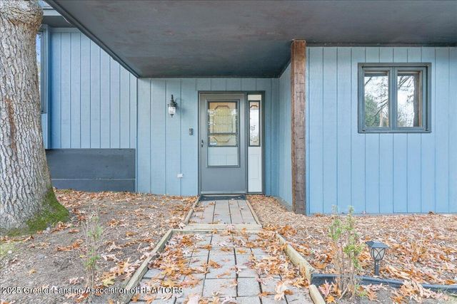 6325 W Lake Drive, Haslett, MI 48840