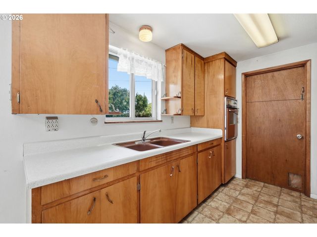1995 SMITHOAK St, Eugene, OR 97404