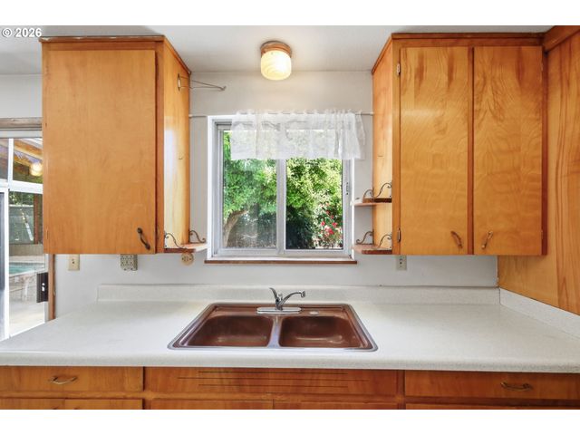 1995 SMITHOAK St, Eugene, OR 97404