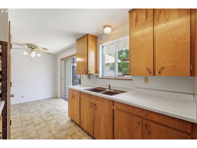 1995 SMITHOAK St, Eugene, OR 97404