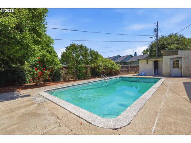 1995 SMITHOAK St, Eugene, OR 97404